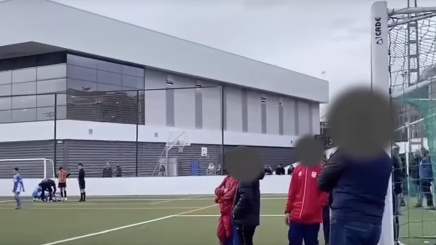 Un padre insta a su hijo a lesionar a un rival durante un partido de alevines Un padre insta a su hijo a lesionar a un rival durante un partido de alevines