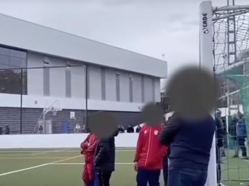 Un padre insta a su hijo a lesionar a un rival durante un partido de alevines Un padre insta a su hijo a lesionar a un rival durante un partido de alevines