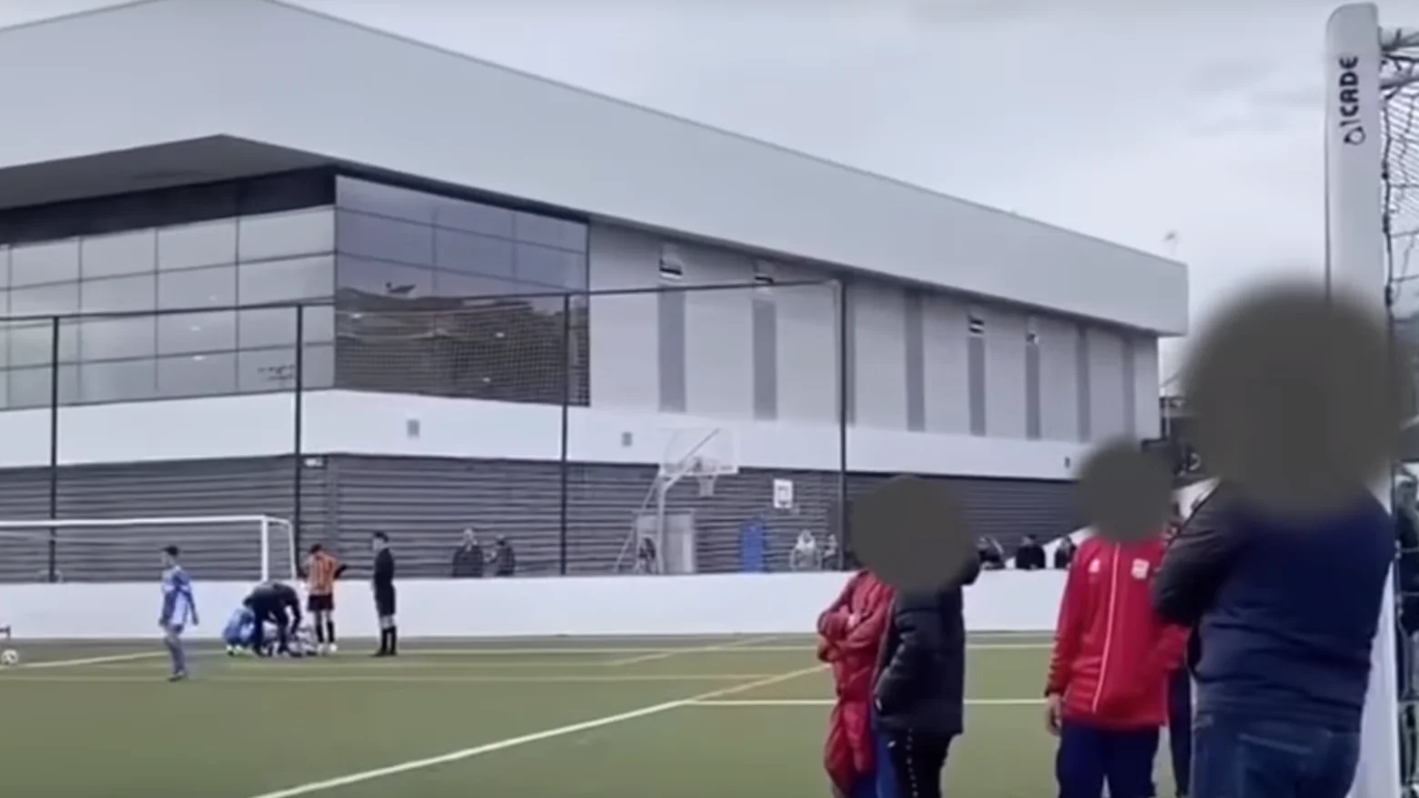 Un padre insta a su hijo a lesionar a un rival durante un partido de alevines Un padre insta a su hijo a lesionar a un rival durante un partido de alevines