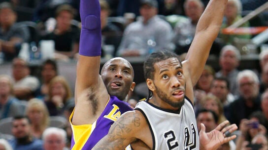 Kobe Bryant lanza a canasta ante la defensa de Kawhi Leonard