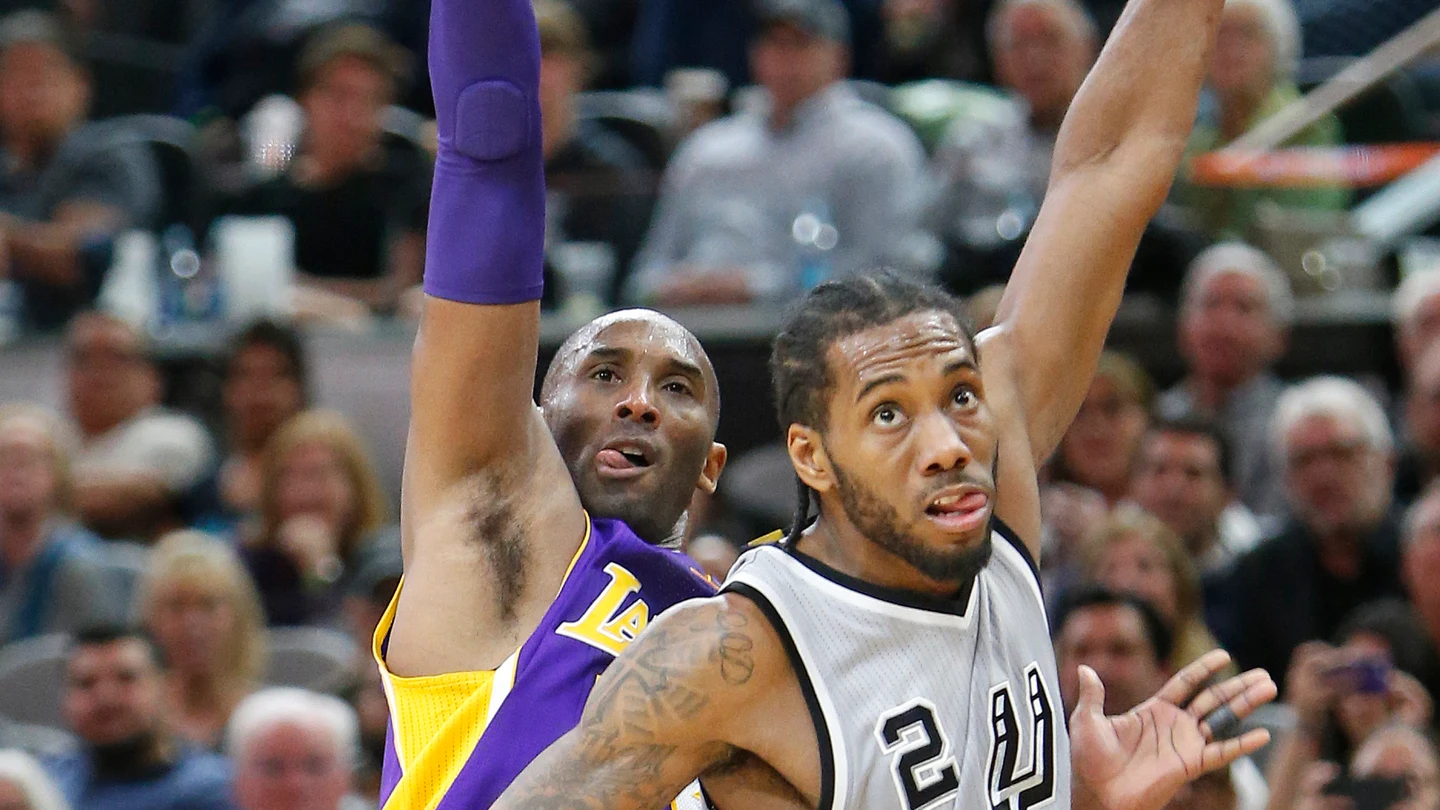 Kobe Bryant lanza a canasta ante la defensa de Kawhi Leonard Kobe Bryant lanza a canasta ante la defensa de Kawhi Leonard