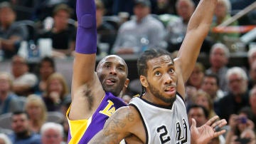 Kobe Bryant lanza a canasta ante la defensa de Kawhi Leonard