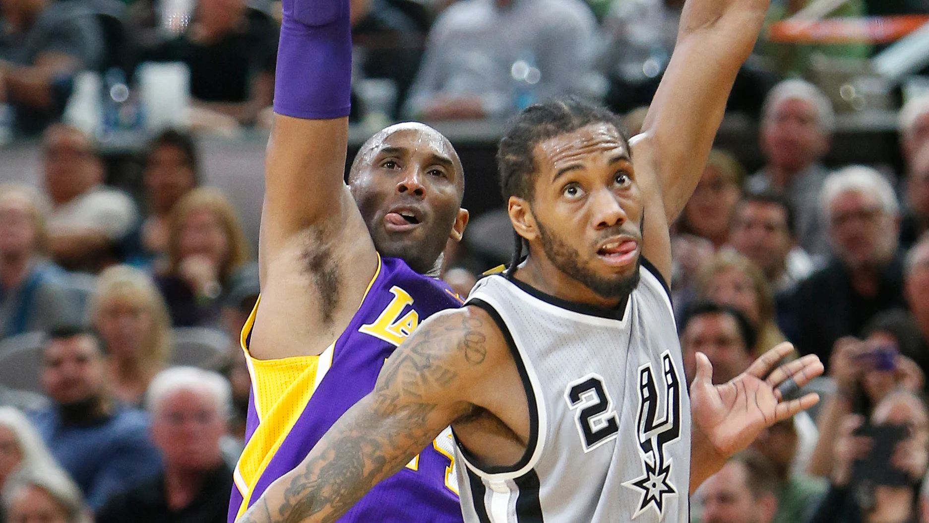 Kobe Bryant lanza a canasta ante la defensa de Kawhi Leonard