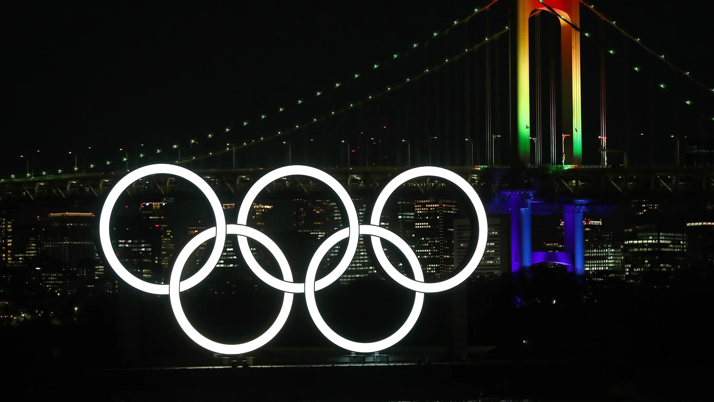 Los anillos olímpicos iluminan Tokio Los anillos olímpicos iluminan Tokio