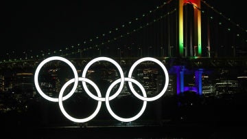 Los anillos olímpicos iluminan Tokio