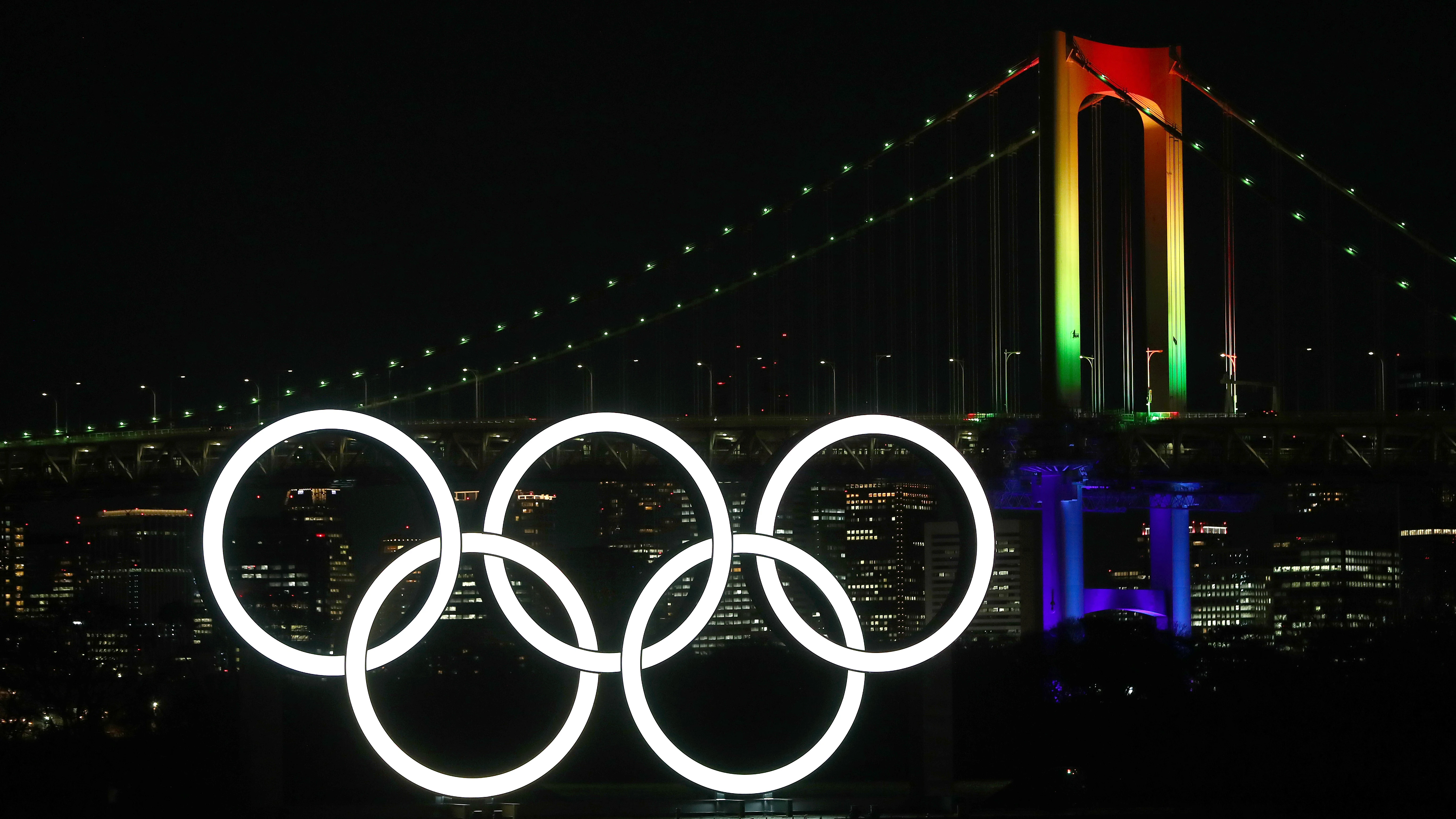 Los anillos olímpicos iluminan Tokio