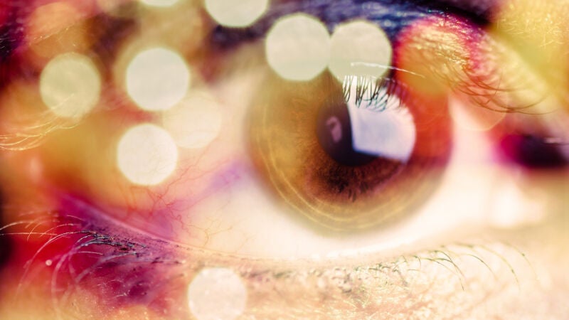 Qué son esas luces que ves cuando te frotas los ojos