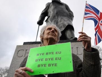 Un partidario del Brexit, frente a la estatua de Winston Churchill Un partidario del Brexit, frente a la estatua de Winston Churchill