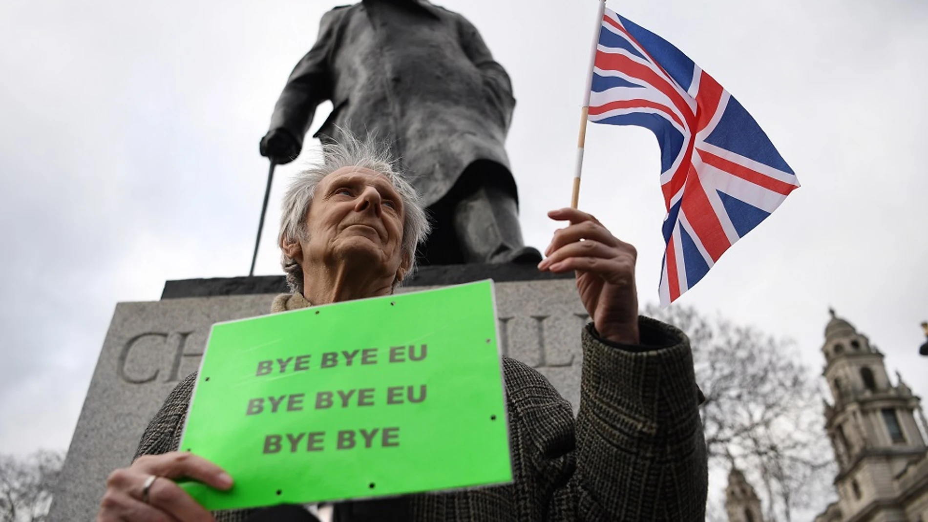 Un partidario del Brexit, frente a la estatua de Winston Churchill
