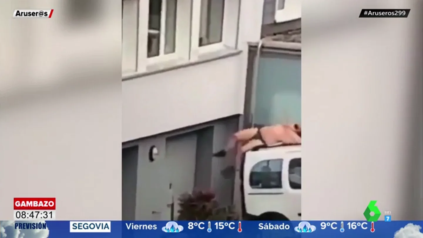 Un hombre en ropa interior se cae por la ventana al intentar esconderse del marido de su amante Un hombre en ropa interior se cae por la ventana al intentar esconderse del marido de su amante