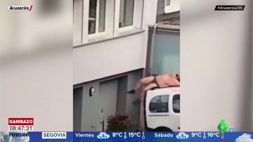 Un hombre en ropa interior se cae por la ventana al intentar esconderse del marido de su amante