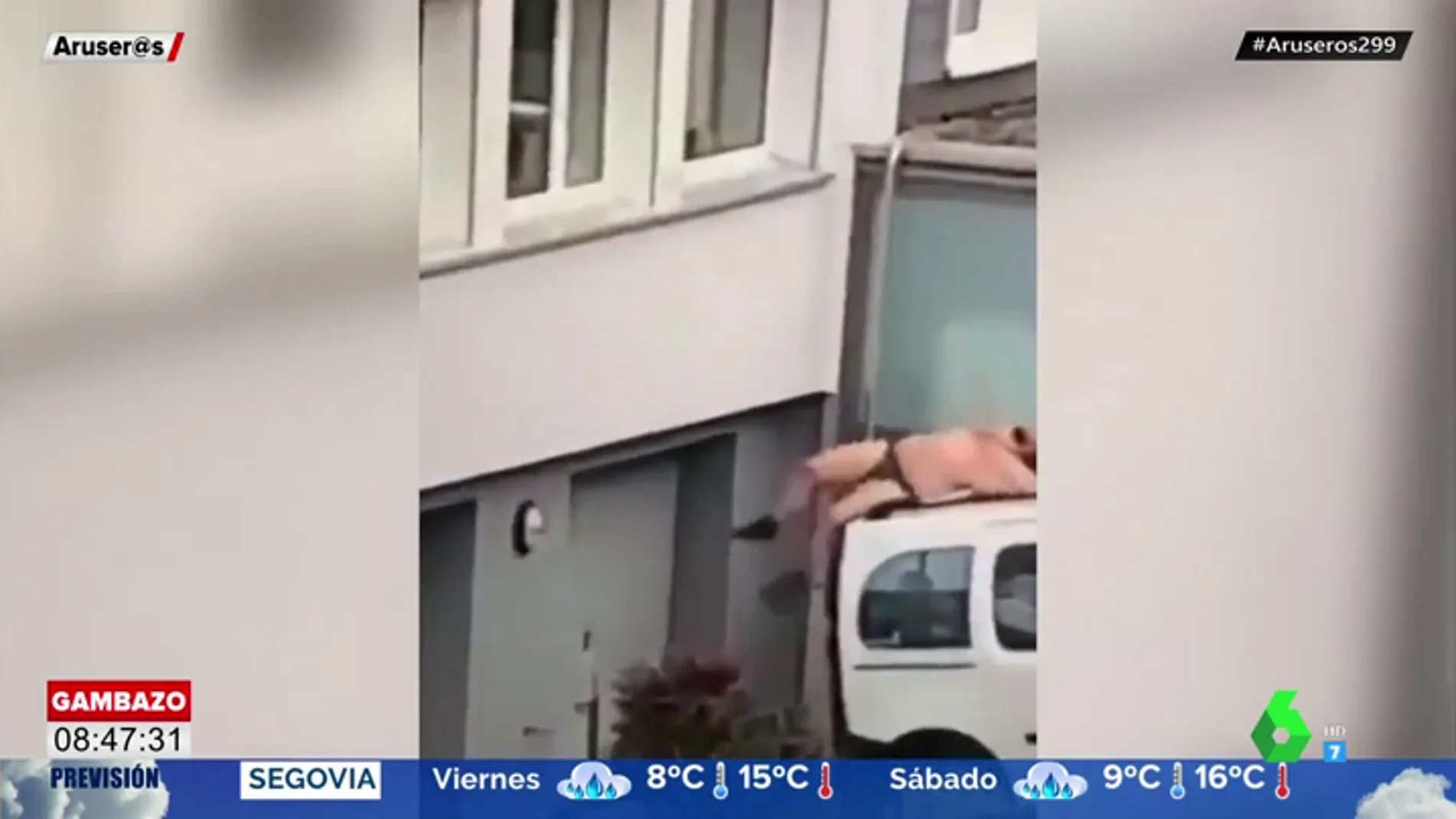Un hombre en ropa interior cae por una ventana al esconderse del marido de  su amante