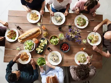 Debido a la globalización, tenemos acceso a una mayor variedad de alimentos Debido a la globalización, tenemos acceso a una mayor variedad de alimentos