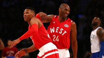 Russell Westbrook, junto a Kobe Bryant durante el All-Star Game de 2016