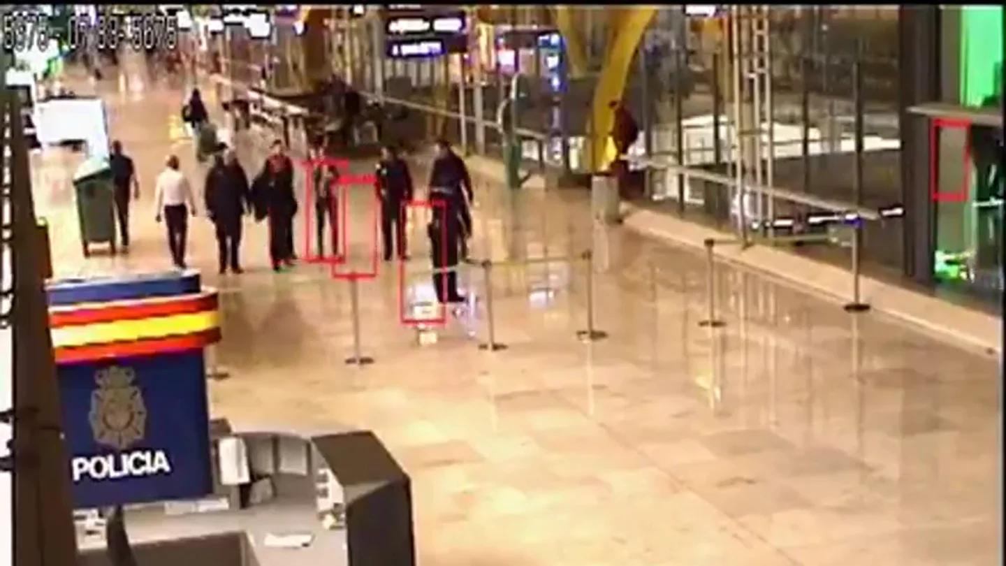 El momento en el que tres policías salvan la vida a una bebé que se ahogaba en el aeropuerto de Barajas El momento en el que tres policías salvan la vida a una bebé que se ahogaba en el aeropuerto de Barajas