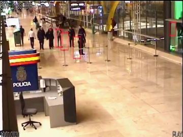 El momento en el que tres policías salvan la vida a una bebé que se ahogaba en el aeropuerto de Barajas El momento en el que tres policías salvan la vida a una bebé que se ahogaba en el aeropuerto de Barajas