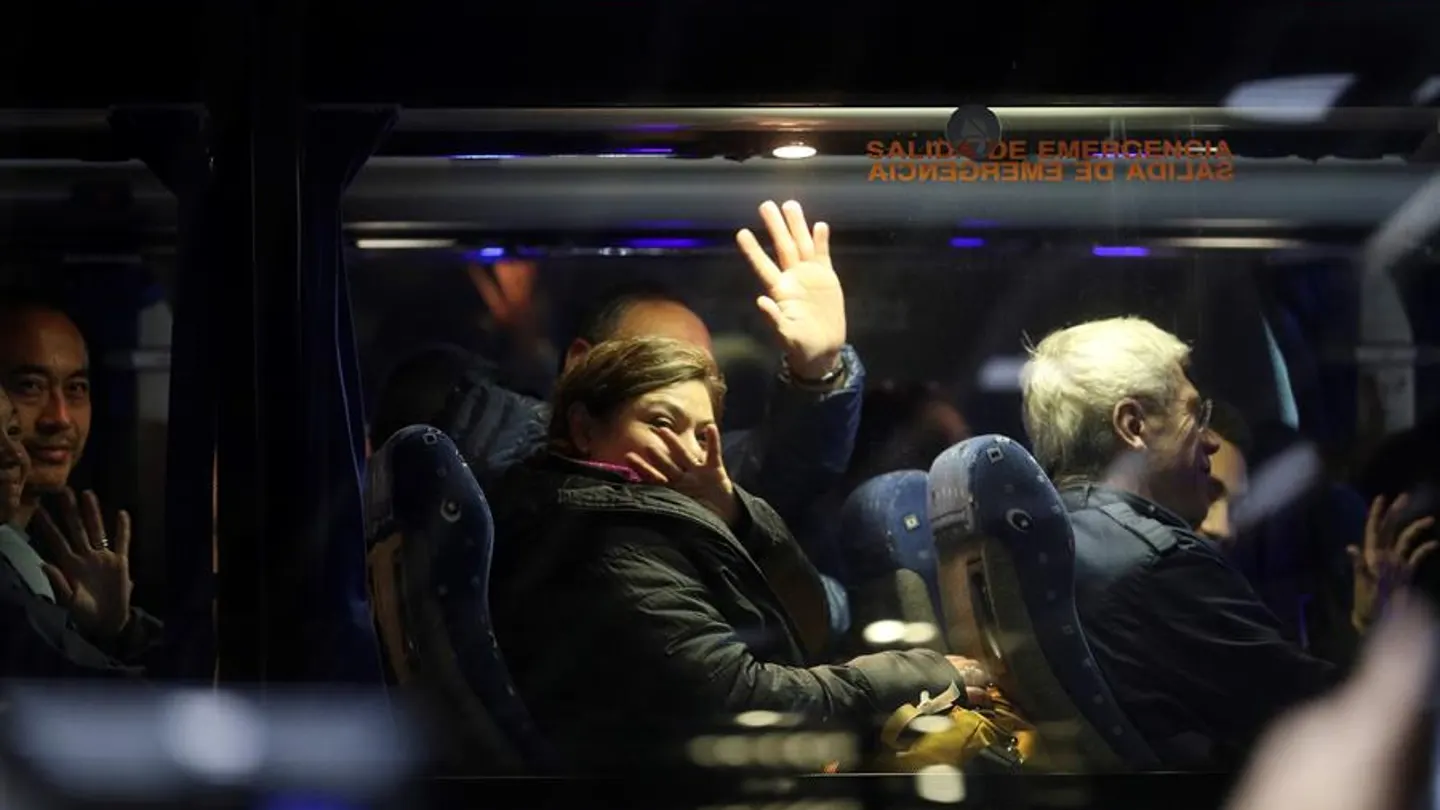 Pasajeros del vuelo Air Canadá abandonan en un autobús la Terminal 1 del Aeropuerto Madrid-Barajas Pasajeros del vuelo Air Canadá abandonan en un autobús la Terminal 1 del Aeropuerto Madrid-Barajas