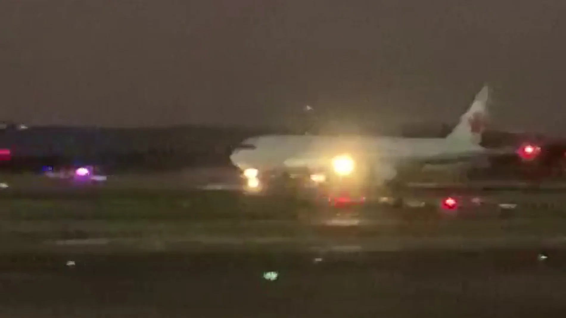 El vídeo del avión de Air Canada aterrizando de emergencia en Madrid-Barajas