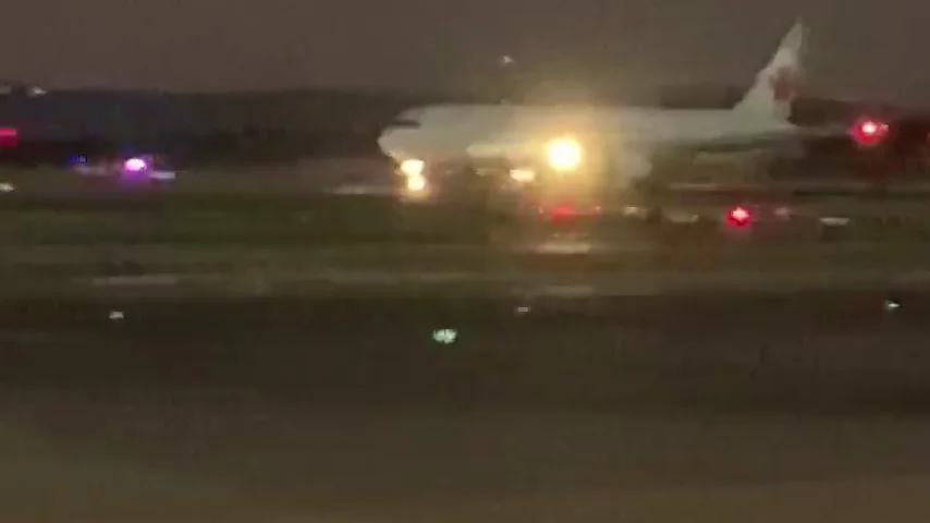 El vídeo del avión de Air Canada aterrizando de emergencia en Madrid-Barajas