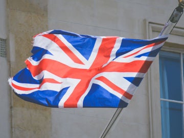 Bandera de Reino Unido ondeando.