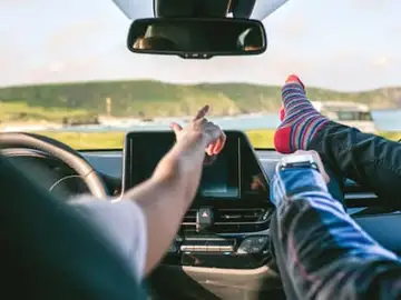 Pies en el salpicadero de un coche Pies en el salpicadero de un coche