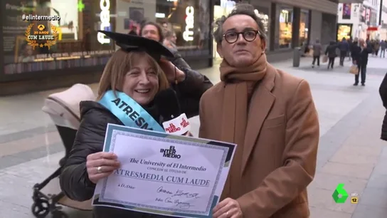 "Soy la miss de Antena 3": Santi Villas 'corona' a la 'Atresmedia Cum Laude de España' "Soy la miss de Antena 3": Santi Villas 'corona' a la 'Atresmedia Cum Laude de España'