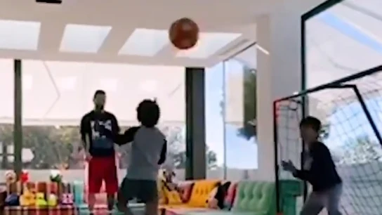 Leo Messi y sus hijos. Leo Messi y sus hijos.