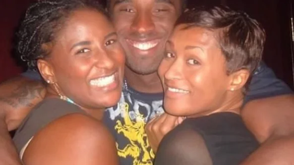 Kobe Bryant, junto a sus hermanas