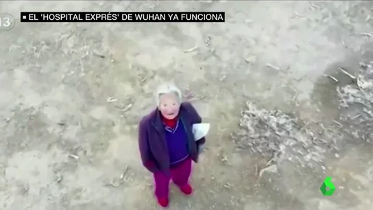 Drones policías patrullan las calles de Wuhan contra el coronavirus: "Debería llevar mascarilla; váyase a casa" Drones policías patrullan las calles de Wuhan contra el coronavirus: "Debería llevar mascarilla; váyase a casa"