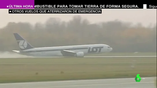 Un avión realizando un aterrizaje de emergencia. Un avión realizando un aterrizaje de emergencia.
