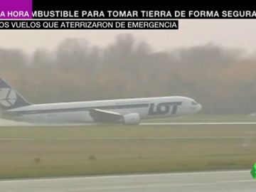 Un avión realizando un aterrizaje de emergencia. Un avión realizando un aterrizaje de emergencia.