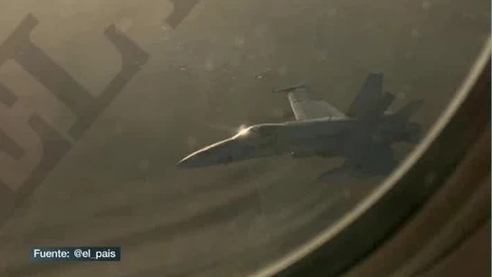 Un caza F18 del Ejército del Aire está evaluando en vuelo los daños del avión de Air Canada que intenta aterrizar en Barajas Un caza F18 del Ejército del Aire está evaluando en vuelo los daños del avión de Air Canada que intenta aterrizar en Barajas