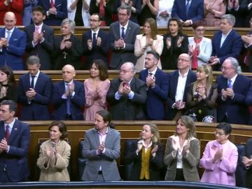 El tímido aplauso de los miembros de Podemos al Rey Felipe VI en el acto de apertura de legislatura en el Congreso El tímido aplauso de los miembros de Podemos al Rey Felipe VI en el acto de apertura de legislatura en el Congreso