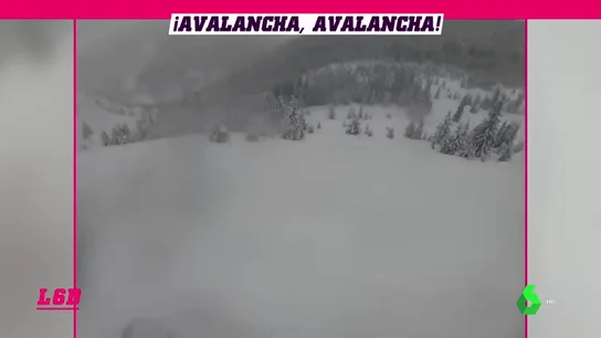 El agónico descenso de un esquiador perseguido por una avalancha El agónico descenso de un esquiador perseguido por una avalancha