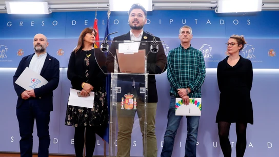 Gabriel Rufián junto a Laura Borrás, Oskar Matute, Néstor Rego y Mireia Vehí durante su comparecencia. Gabriel Rufián junto a Laura Borrás, Oskar Matute, Néstor Rego y Mireia Vehí durante su comparecencia.
