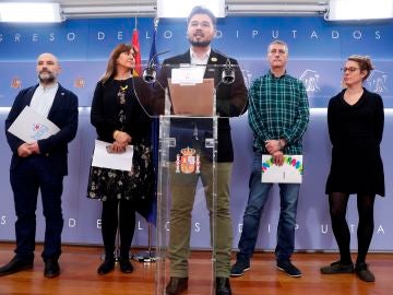 Gabriel Rufián junto a Laura Borrás, Oskar Matute, Néstor Rego y Mireia Vehí durante su comparecencia. Gabriel Rufián junto a Laura Borrás, Oskar Matute, Néstor Rego y Mireia Vehí durante su comparecencia.
