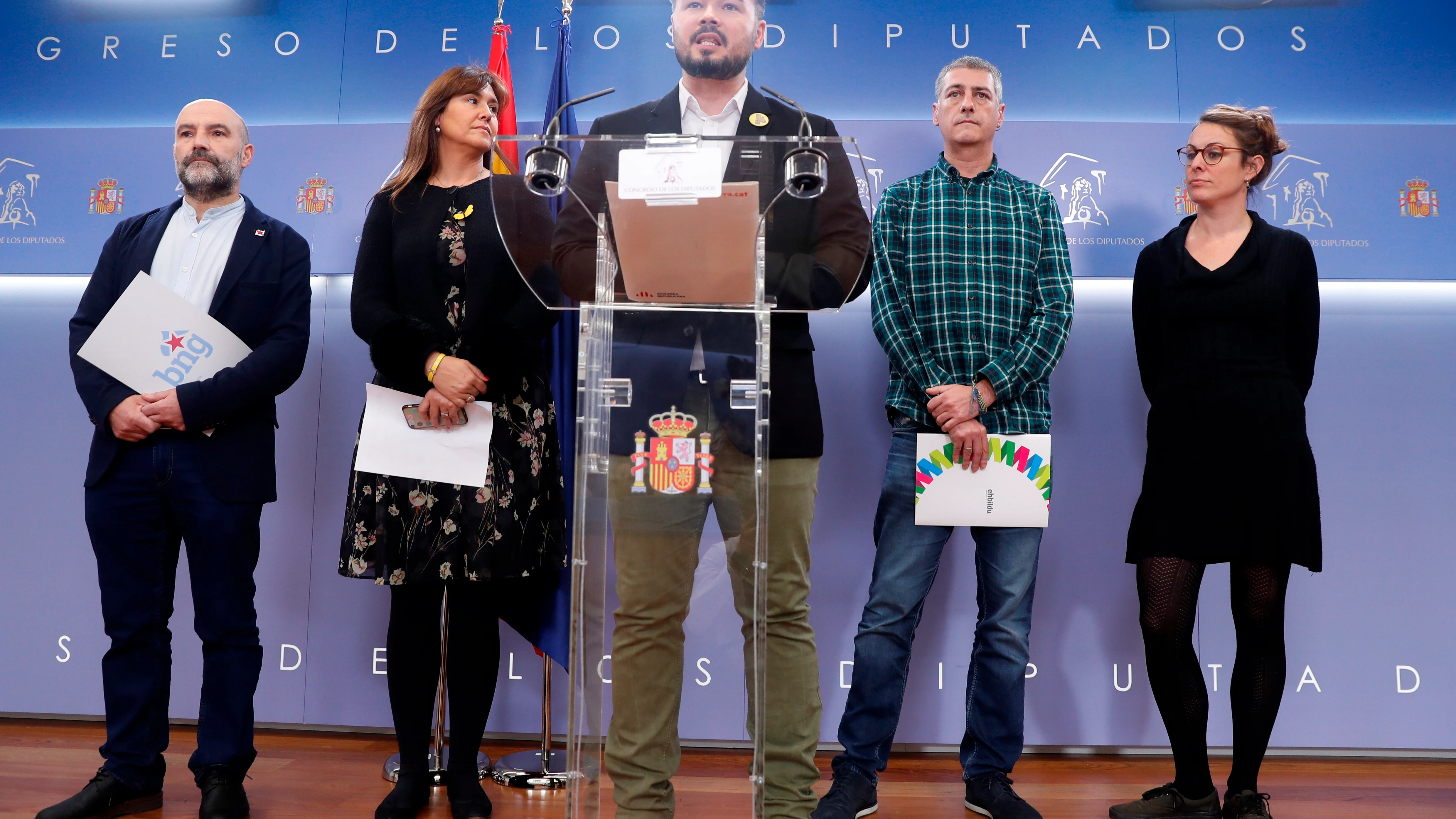 Gabriel Rufián junto a Laura Borrás, Oskar Matute, Néstor Rego y Mireia Vehí durante su comparecencia.