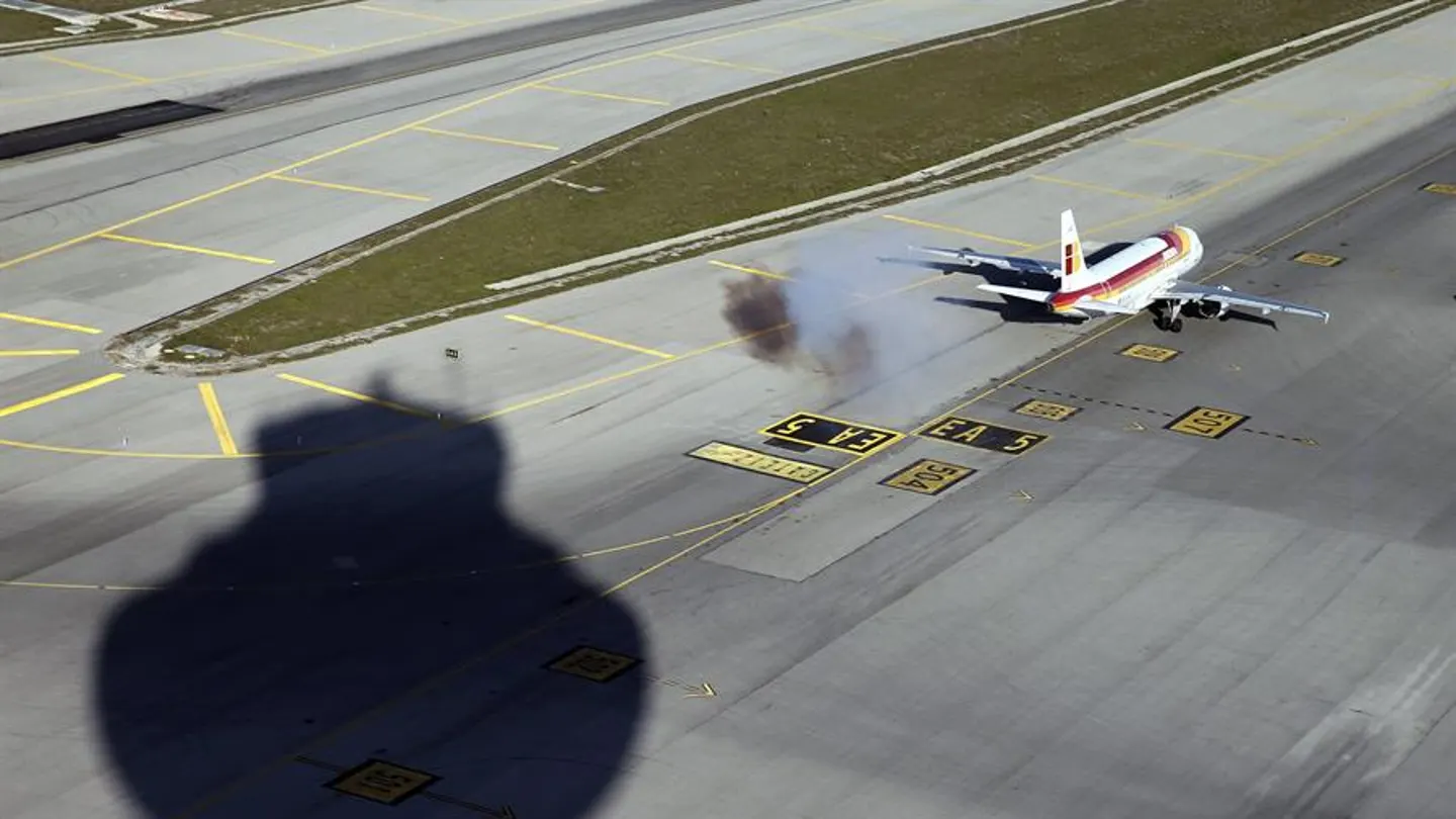Un avión despega en el Aeropuerto de Barajas Un avión despega en las pistas de la T4 del Aeropuerto de Barajas