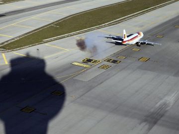 Un avión despega en el Aeropuerto de Barajas Un avión despega en el Aeropuerto de Barajas