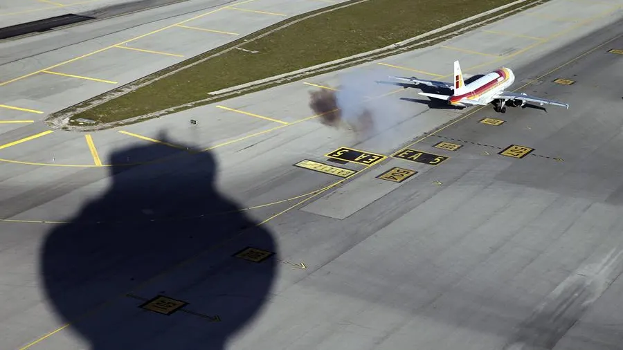 Un avión despega en las pistas de la T4 del Aeropuerto de Barajas