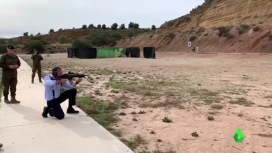 Defensa abre una investigación tras el vídeo de Ortega Smith disparando un fusil en una base de la Brigada Paracaidista Defensa abre una investigación tras el vídeo de Ortega Smith disparando un fusil en una base de la Brigada Paracaidista