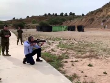 Defensa abre una investigación tras el vídeo de Ortega Smith disparando un fusil en una base de la Brigada Paracaidista Defensa abre una investigación tras el vídeo de Ortega Smith disparando un fusil en una base de la Brigada Paracaidista
