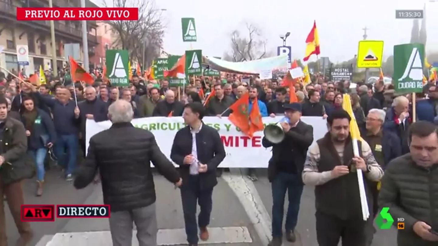 Agricultores y ganaderos se manifiestan en Toledo para pedir una regulación justa de la cadena alimentaria Agricultores y ganaderos se manifiestan en Toledo para pedir una regulación justa de la cadena alimentaria