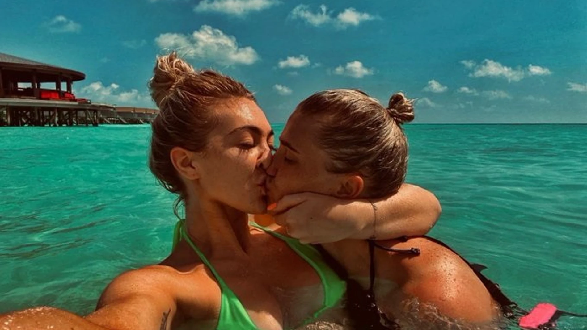 April Hunter y su foto con su novia en las Maldivas