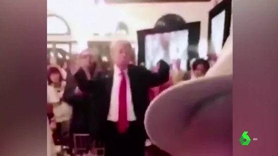 Críticas a Trump por hacer gestos y muecas mientras escucha el himno de Estados Unidos Críticas a Trump por hacer gestos y muecas mientras escucha el himno de Estados Unidos