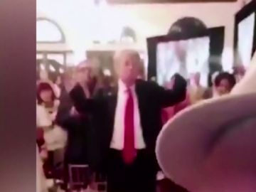 Críticas a Trump por hacer gestos y muecas mientras escucha el himno de Estados Unidos Críticas a Trump por hacer gestos y muecas mientras escucha el himno de Estados Unidos