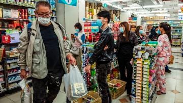 Imagen de chinos con mascarillas en un supermercado