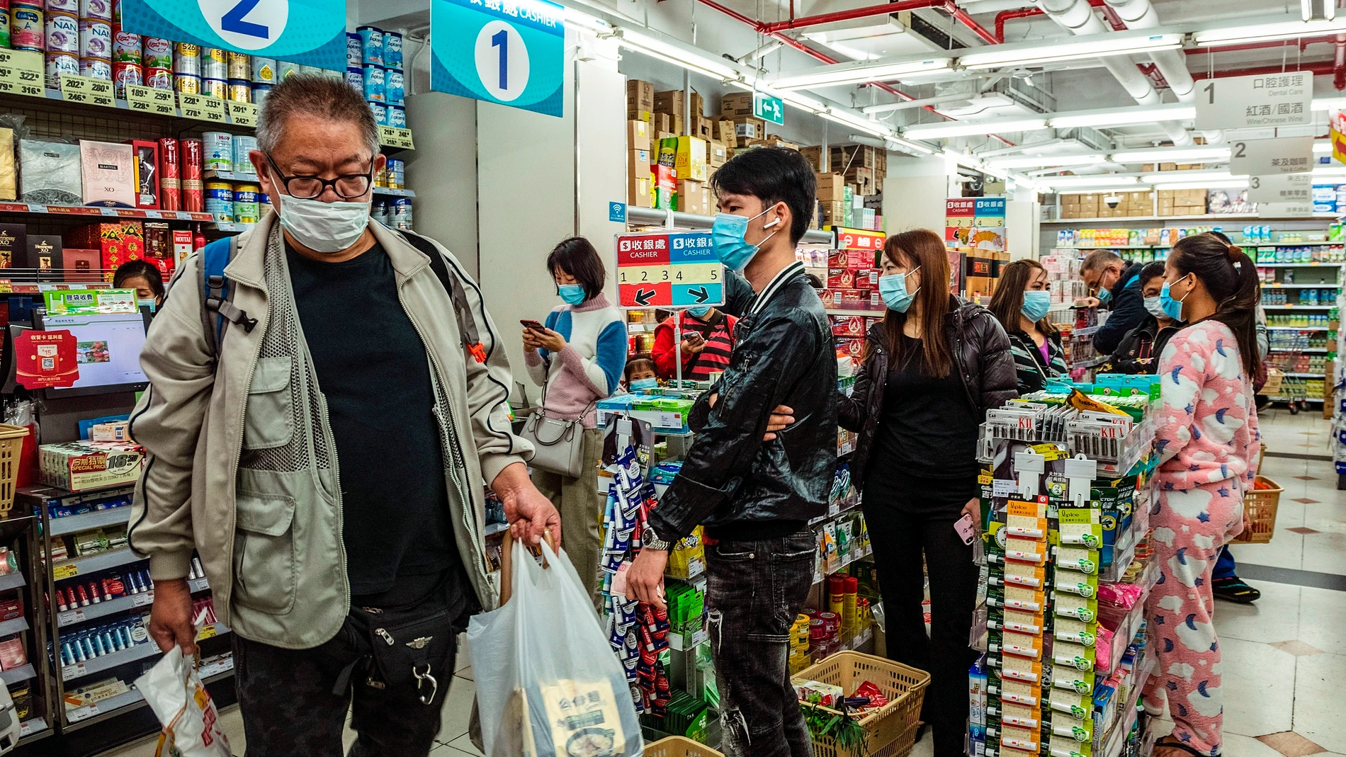 Imagen de chinos con mascarillas en un supermercado