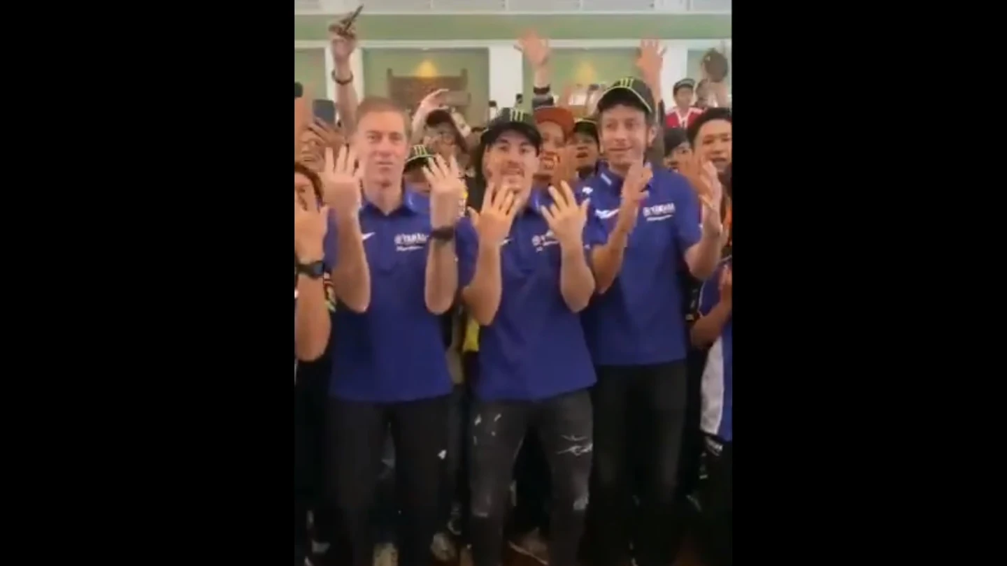 El equipo oficial de Yamaha en un evento promocional El equipo oficial de Yamaha en un evento promocional