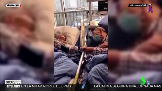El vídeo de dos ancianos infectados por coronavirus dándose la mano en la camilla del hospital está dando la vuelta al mundo. Unas tiernas imágenes en las que se ve el amor incondicional de la pareja incluso en los momentos más difíciles. El vídeo de dos ancianos infectados por coronavirus dándose la mano en la camilla del hospital está dando la vuelta al mundo. Unas tiernas imágenes en las que se ve el amor incondicional de la pareja incluso en los momentos más difíciles.